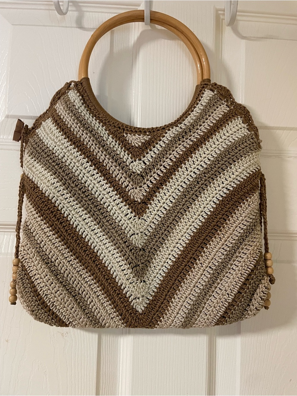 Vintage Crochet Hangbag with Wooden Handles - Picture 2 of 3
